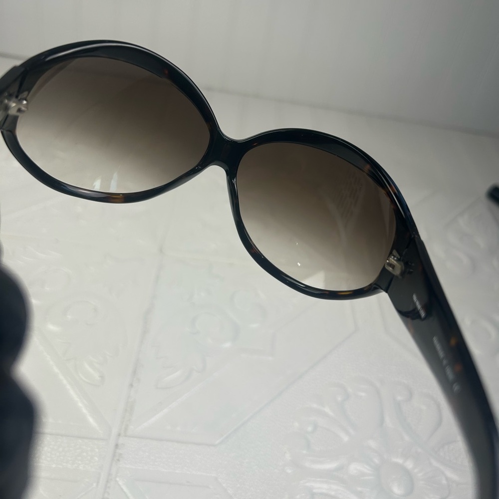 Vera Wang Womenโs Oversized Sunglasses Black Frame Brown Gradient Lenses w Case - Picture 5 of 7